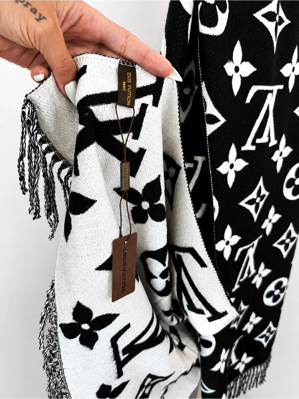 NWT IN BOX Louis Vuitton Black & White Monogram Shawl Scarf
